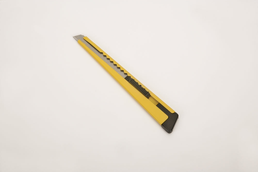 Image of Standard-Duty Utility Knife, 5-1/2" Metal Handle, 9mm Snap Off Blades, 13 Point