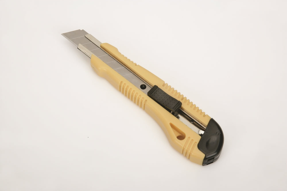 Image of Heavy-Duty Utility Knife, 6-1/2" Handle, 18mm Snap Off Blades, 8 Point