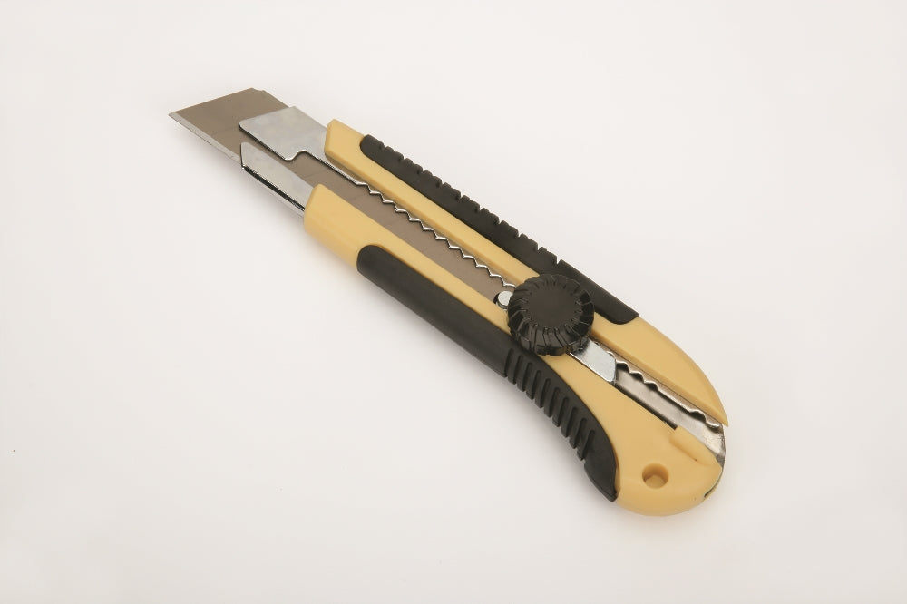 Image of Heavy-Duty Utility Knife, 6-1/2" Handle w/Cushion Grip, 25mm Snap Off Blades, 7 Point